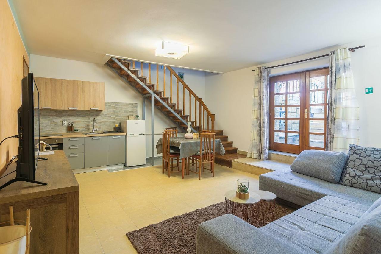 Polias Apartment Pula Buitenkant foto