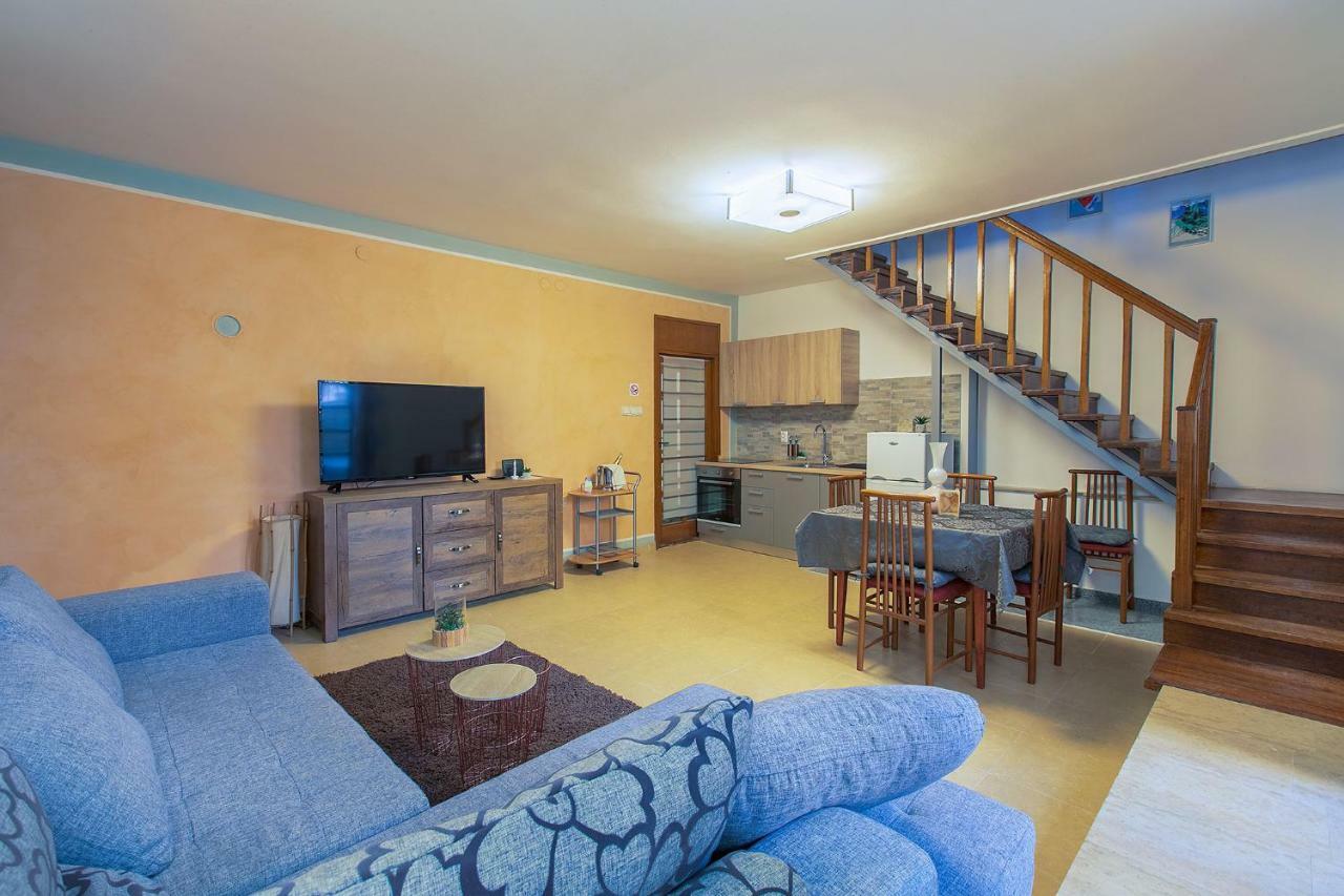 Polias Apartment Pula Buitenkant foto