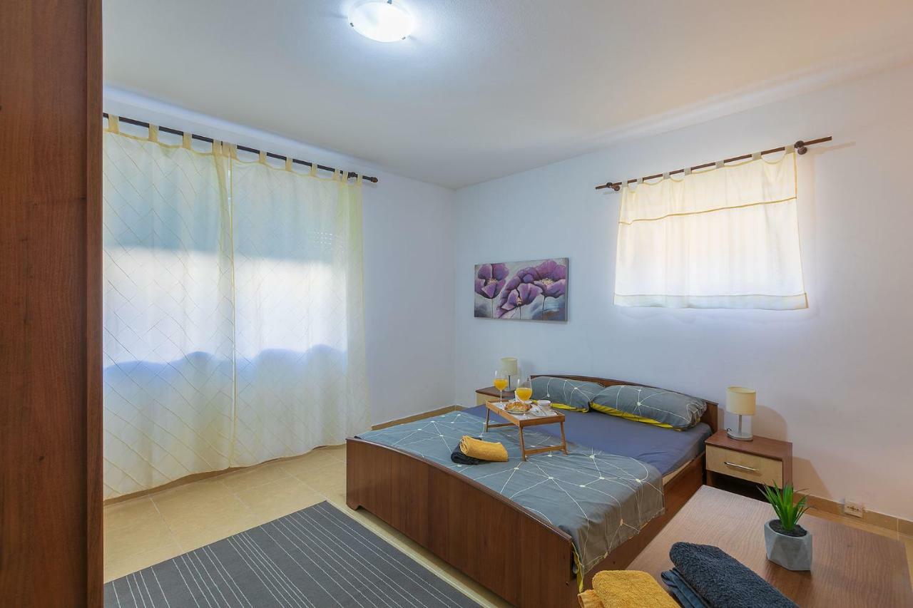 Polias Apartment Pula Buitenkant foto
